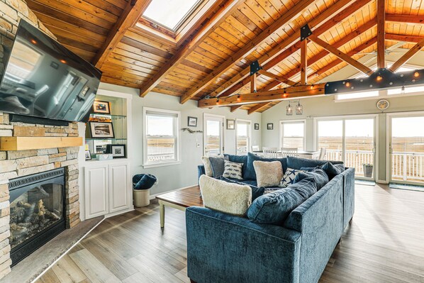 Seabrook Vacation Rental | 2BR | 1BA | 1,026 Sq Ft | Steps Required