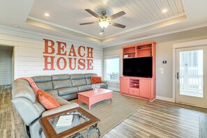 Living Room | Free WiFi | Central A/C & Heating | Smart TV