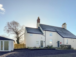 Cottage on the right hand side  | Ddwylig Isaf Farmhouse - Dwylig Isa, Rhyl and Prestatyn