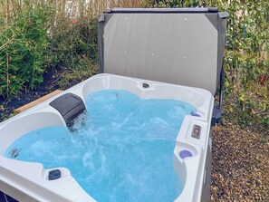 Hot tub | Dorys Cottage, Dalton-in-Furness, near Ulverston and Lakeland Peninsula