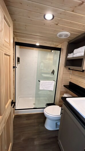 Bathroom w/ Walkin shower