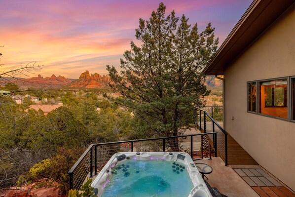Welcome to Oak Ridge at Palisades by PORTER, your cozy and rustic retreat in Sedona!