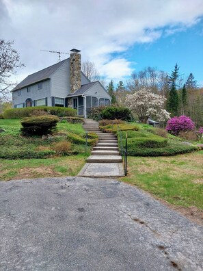 With beautiful gardens and a peaceful pond as a backdrop, you will enjoy breathtaking views