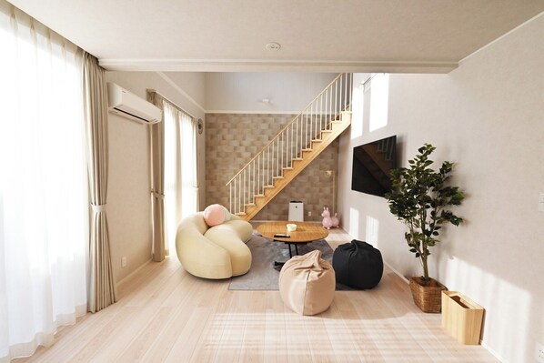 Famille Building Living Room