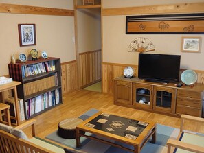 ・[Living room] A spacious living room where you can feel the texture of wood. Please feel at home and relax.