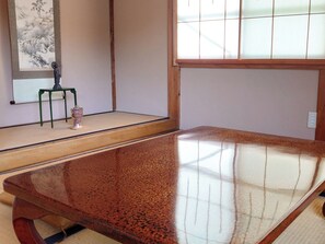 ・[Japanese-style room] Stretch your legs and take a break. A Japanese-style space where everyone can relax.