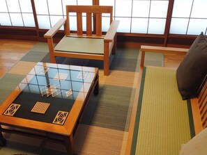 ・[Living room] Special interior design, including a table decorated with Kumiko craftsmanship and a tatami sofa