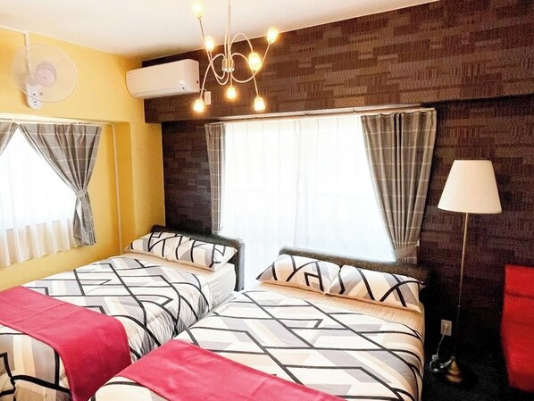 ・[Twin Room] A bright room with two windows.