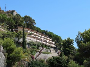 Himmel, Pflanze, Pflanzengemeinschaft, Gebäude, Baum, Urban Design, Stadt, Landschaft, Natürliche Landschaft, Haus
