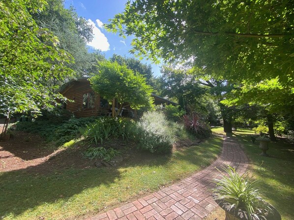 Alan's Place, a garden oasis close to Warburton township