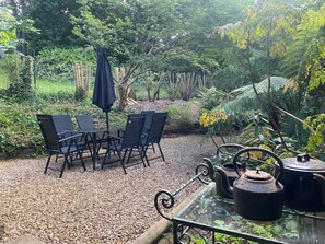 Outdoor dining in the garden