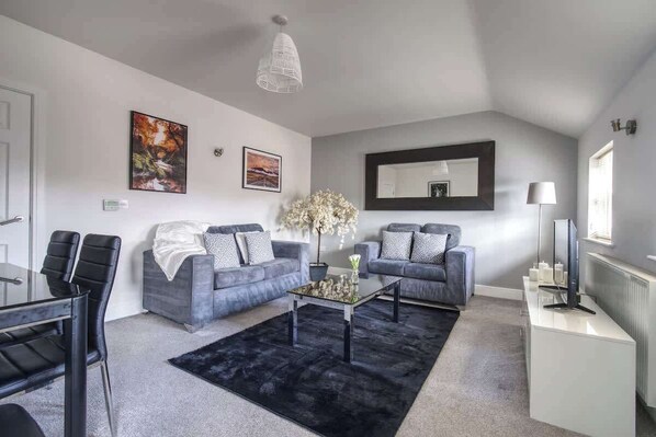Relax and unwind in this cosy lounge – perfect for movie nights or quiet evenings. 