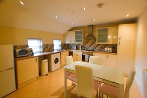 Cook up a storm in this fully equipped kitchen – perfect for home-cooked meals