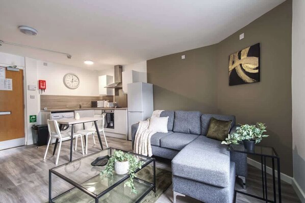 Relax and unwind in this cosy lounge – perfect for movie nights or quiet evenings. 
