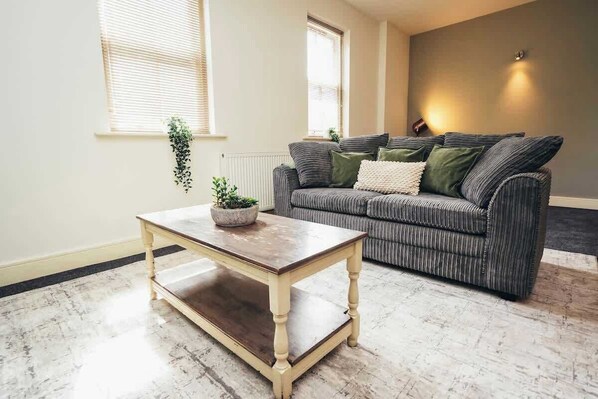 Relax and unwind in this cosy lounge – perfect for movie nights or quiet evenings. 