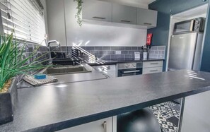 A classic design with all the modern essentials, ready for your culinary creations.