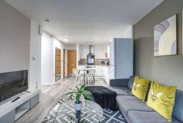 Relax and unwind in this cosy lounge – perfect for movie nights or quiet evenings. 
