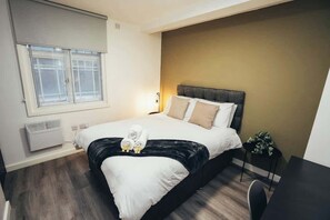 Unwind after a busy day in this cosy bedroom with a desk for your convenience