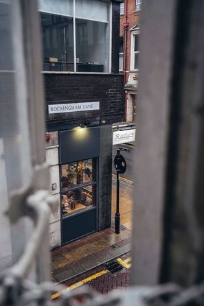 Steps away from Sheffield's vibrant dining and nightlife scene – explore local favorites, trendy bars, and top-rated restaurants
