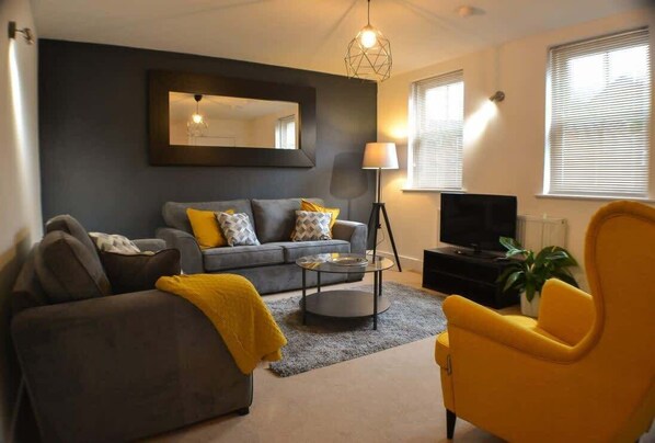 Relax and unwind in this cosy lounge – perfect for movie nights or quiet evenings. 