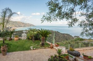 Activities, Balcony / Terrace / Patio, Building Exterior, Garden, Hot Tub, Pool, Spring, Summer