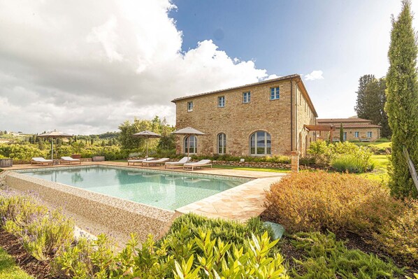 Balcony / Terrace / Patio, Building Exterior, Golf, Hot Tub, Outdoor, People, Pool, Room Detail, Scenic View, Spring, Summer