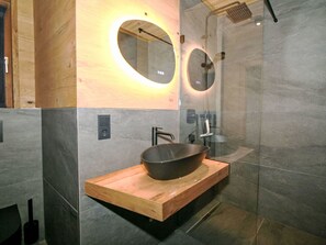 Flooring, Armatur, Bad Sink, Interior Design, Sinken, Fussboden, Light Fixture, Badezimmer, Spiegel, Installation