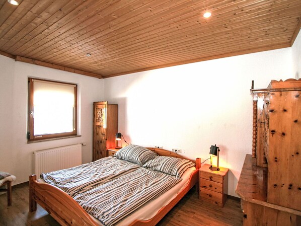 Bett, Schlafzimmer, Bedding, Bettdecke, Wand, Interior Design, Holz, Möbel, Decke, Fussboden