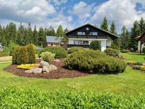 Shrub, Garden, House, Home, Cottage, Lawn, Groundcover, Landscaping, Farmhouse, Estate