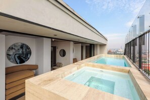 Outdoor spa tub