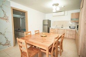 Fully equipped kitchen and dining area, ideal for enjoying homemade meals or takeout from local hotspots.