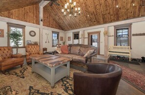 SWP-133-Eisenhower-main-living-area