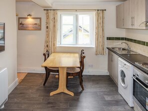 Apartment 4, Church Walk, Melksham - Host & Stay