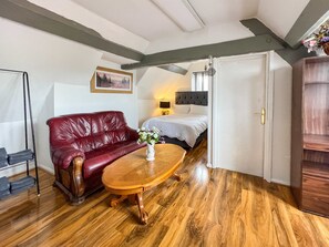 Apartment 6, Church Walk, Melksham - Host & Stay
