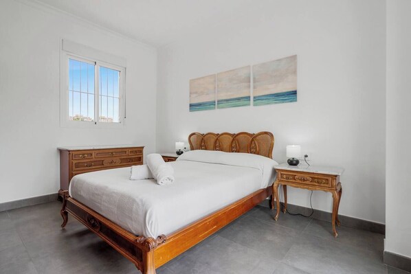 Charming town house with 3BR and 2bathrooms. Lovely place to relax and enjoy with family or friends! (2)