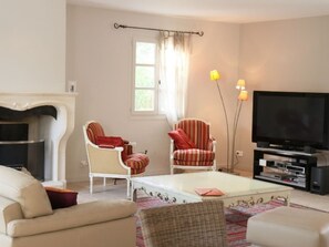 Living room, TV and multimedia, TV room, Seating area
