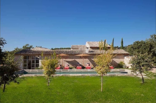 Sunbed, Facade/entrance, Outdoor furniture, Swimming pool, Terrace