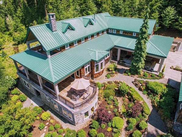 Treehouse has a large main house and guest house that is not attached.