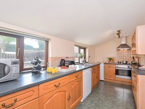 Kitchen | Bill and Ben&rsquo;s Cottage - Fentrigan Manor Farm Holiday Cottages, Warbstow