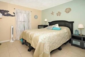 Bedroom Queen size bed 