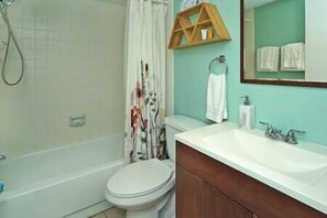 Guest bathroom (tub) 