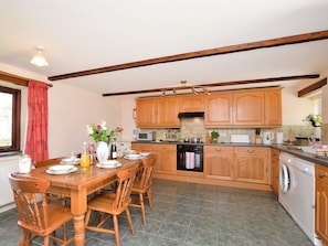 Kitchen | Grandma’s Cottage - Fentrigan Manor Farm Holiday Cottages, Warbstow