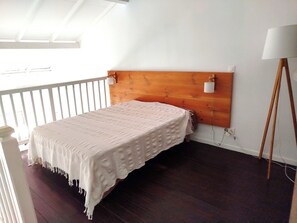 Chambre en mezzanine (belle hauteur sous plafond)