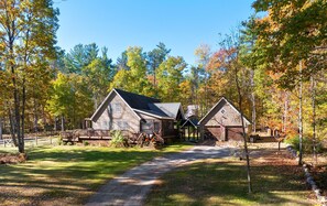 Adirondack View Lodge is set back from a quiet lane amidst the stunning Adirondack Mountains 
