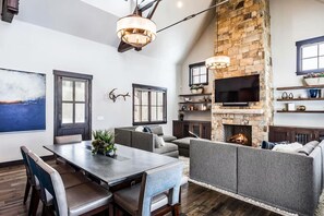 Spacious living area with large windows, ideal for relaxing after skiing or hiking