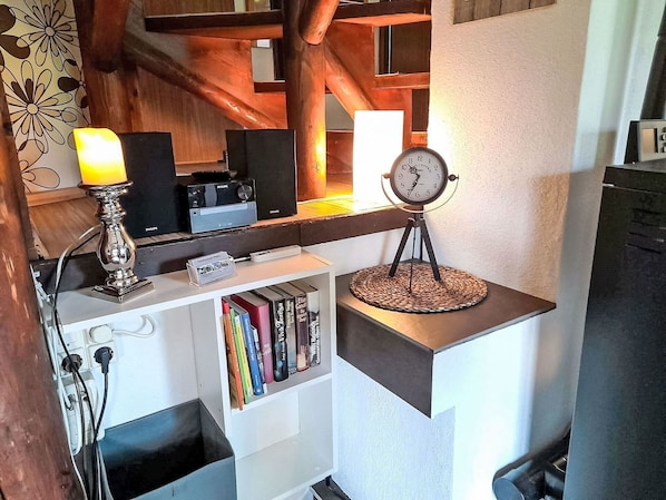 Wand, Holz, Interior Design, Möbel, Beleuchtung, Zimmer, Zuhause, Regale, Decke, Holzbeize