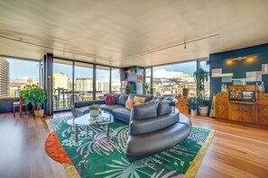 Living Room | Free WiFi | Central A/C & Heat | Smart TV | Sonos Sound System