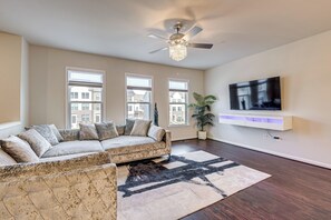 Living Room | Free WiFi | Smart TV | Central A/C | 1st Floor