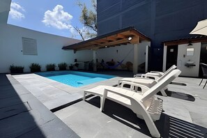 Relájate en nuestros cómodos camastros, ubicados junto a la alberca. Perfectos para tomar el sol o disfrutar de una buena lectura, estos camastros te invitan a desconectar y disfrutar de la tranquilidad.