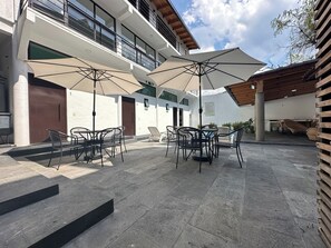 Disfruta de momentos al aire libre en nuestras mesas con sillas, perfectas para compartir comidas junto a la alberca. Equipadas con sombrillas, ofrecen sombra y comodidad para que puedas relajarte mientras disfrutas del sol. 